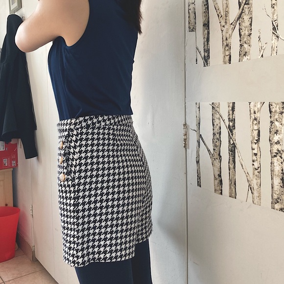 High Waist Short with Buttons in Herringbone Tone - Picture 4 of 4